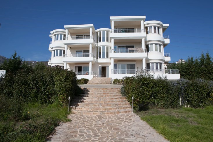 Realty photo 1