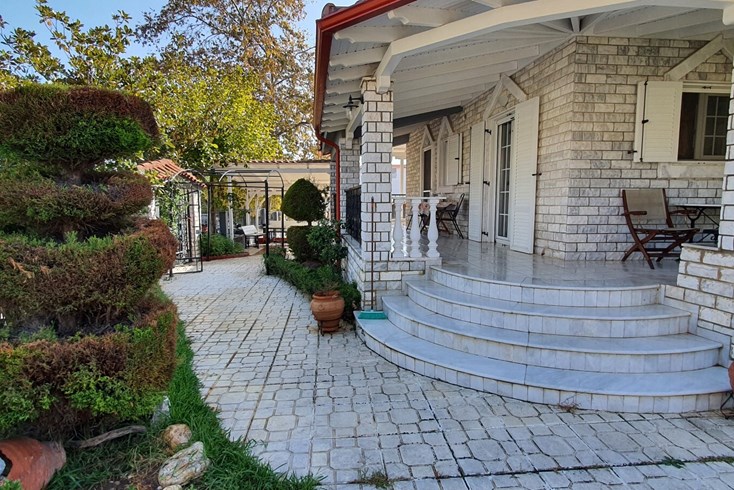 Realty photo 2