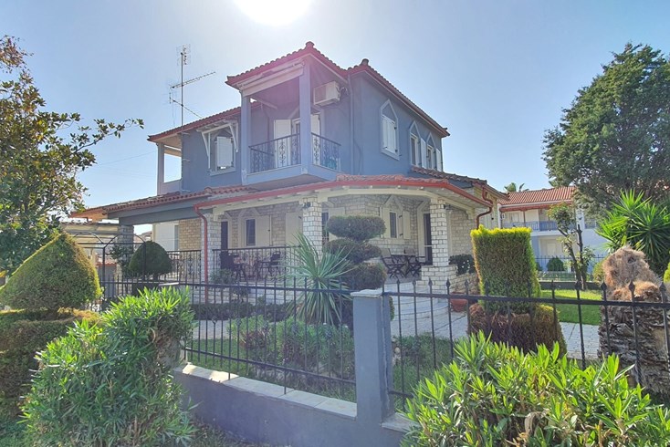 Realty photo 1