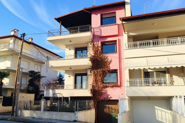 Realty photo 1