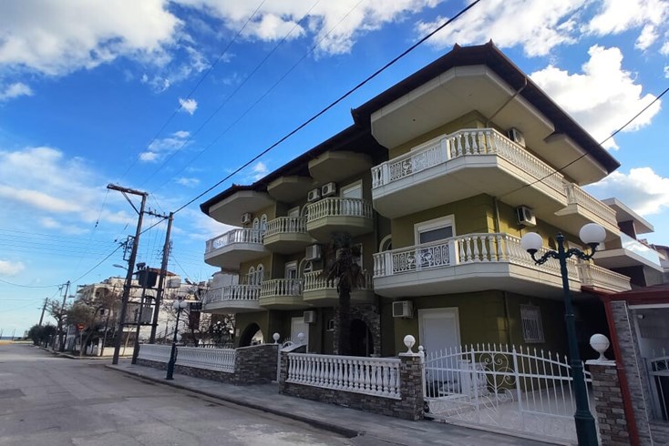 Realty photo 1