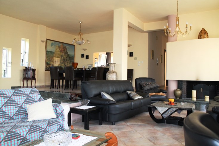 Realty photo 1