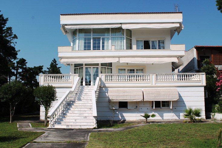 Realty photo 1