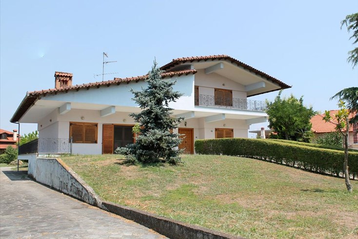 Realty photo 1
