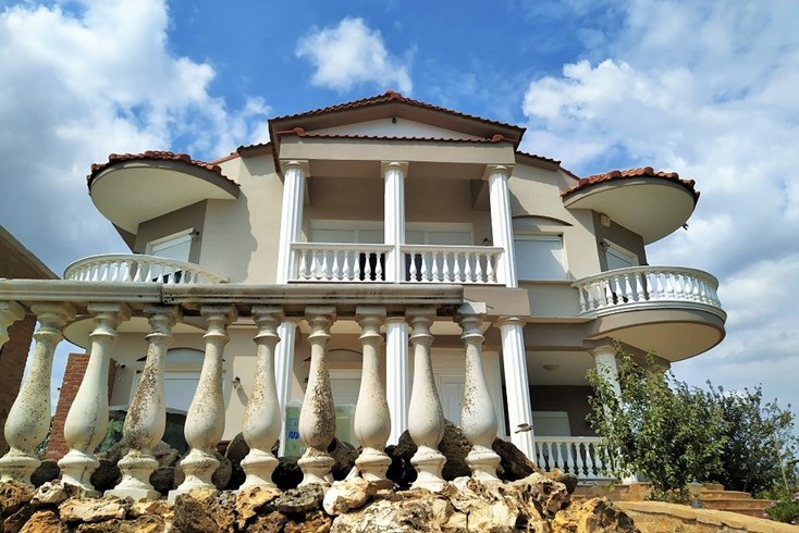 Realty photo 2