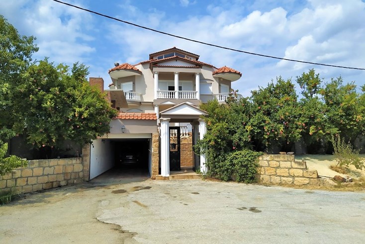 Realty photo 1