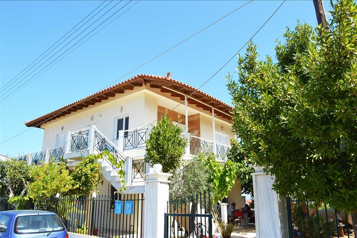 Realty photo 1