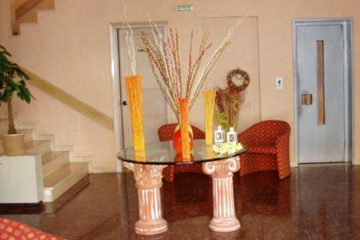Realty photo 1