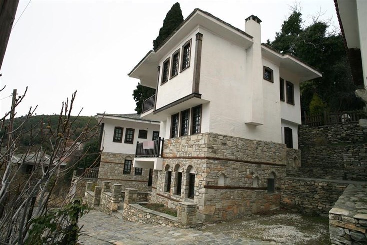 Realty photo 1