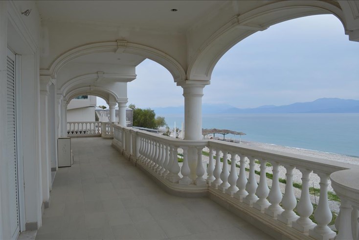 Realty photo 2