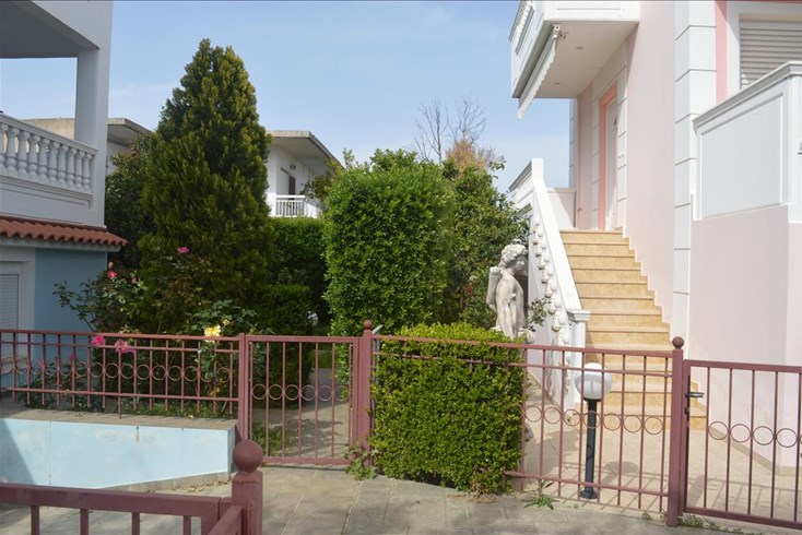Realty photo 2