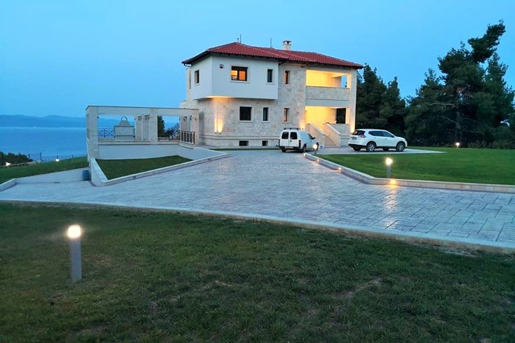 Realty photo 1