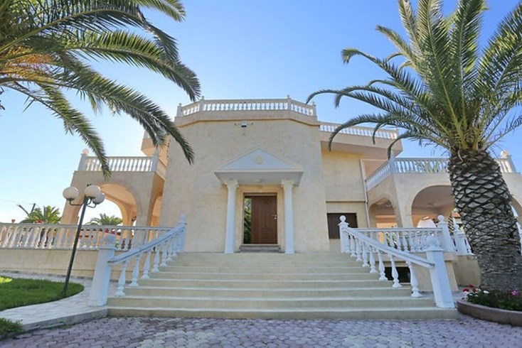 Realty photo 2
