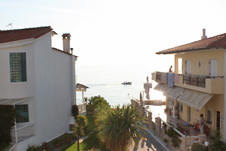 Realty photo 1