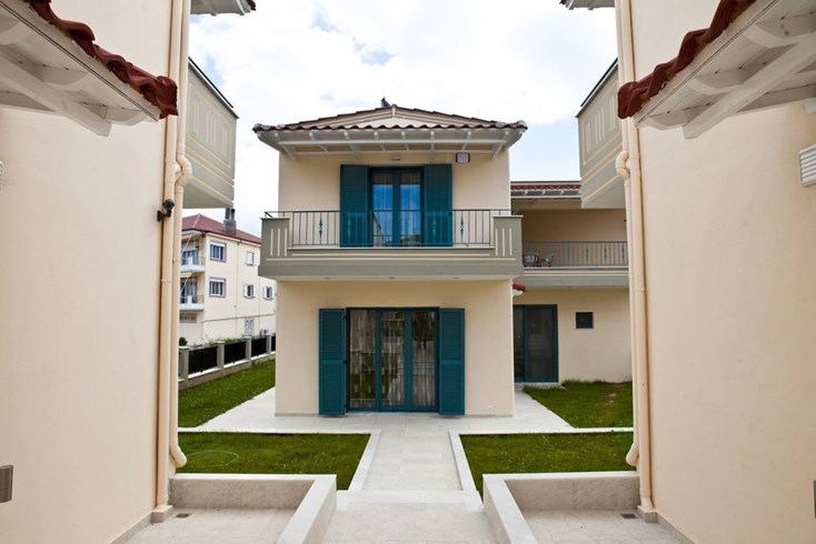 Realty photo 1
