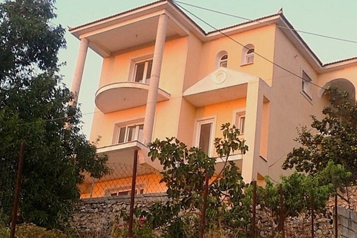 Realty photo 1
