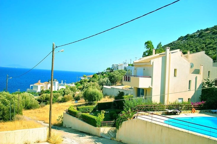 Realty photo 3