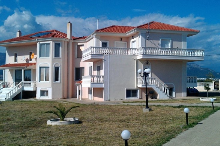 Realty photo 1