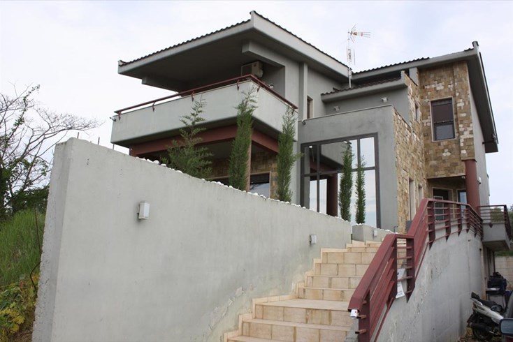 Realty photo 1