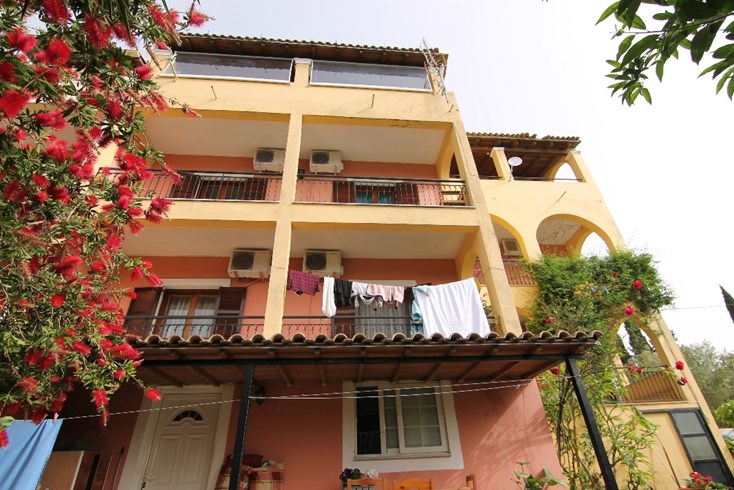 Realty photo 1
