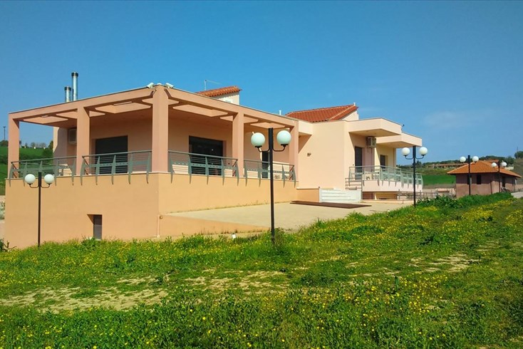 Realty photo 1