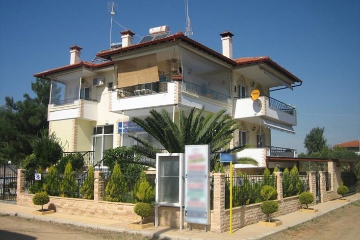 Realty photo 1