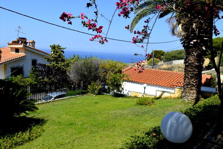 Realty photo 3