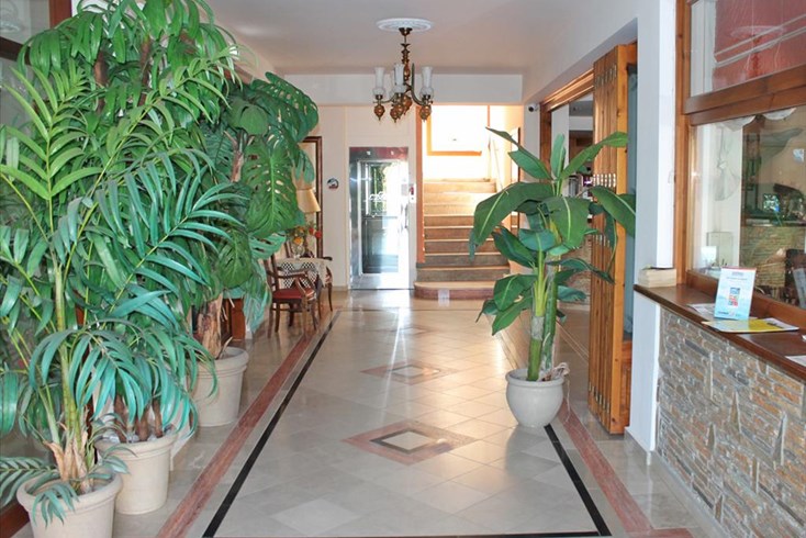 Realty photo 3