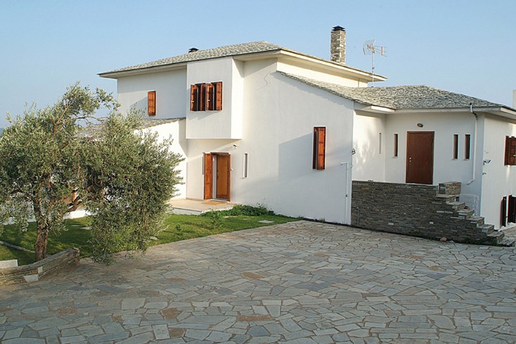 Realty photo 2