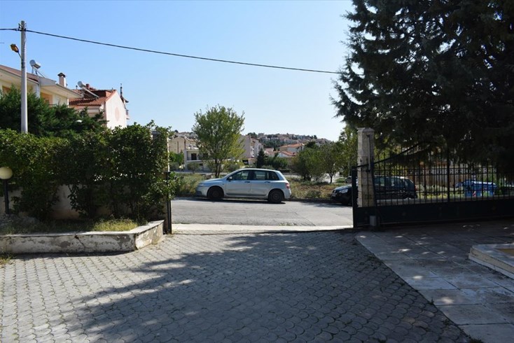 Realty photo 2