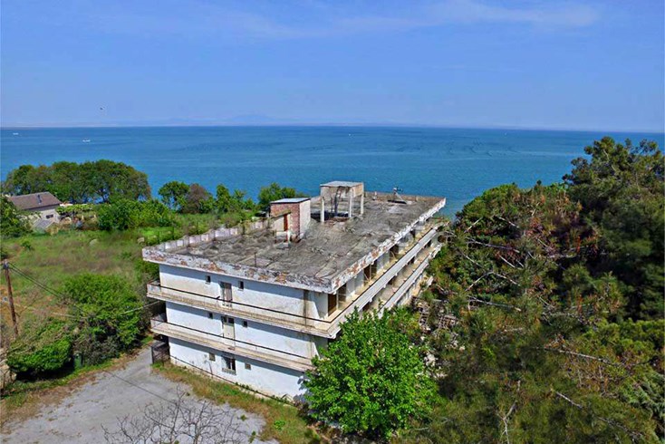 Realty photo 2