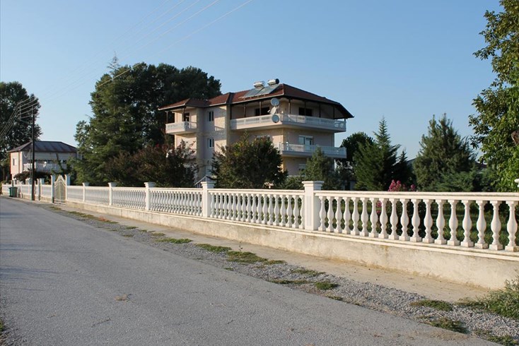 Realty photo 1