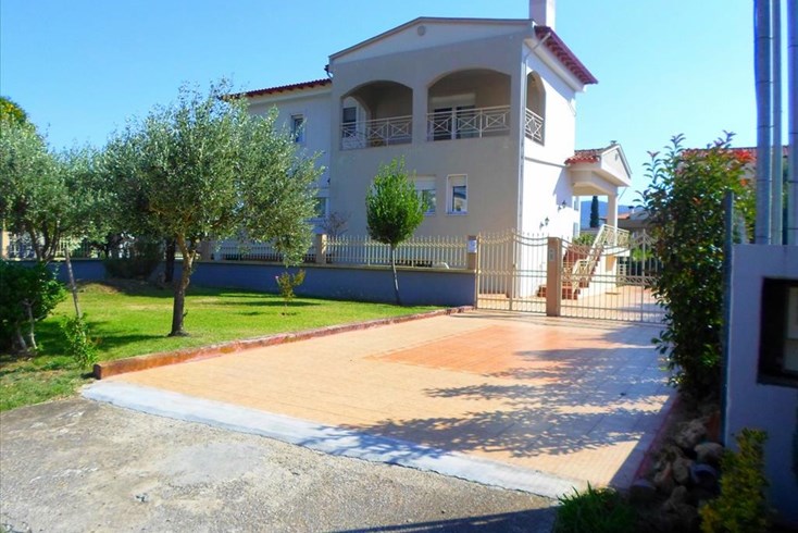 Realty photo 1