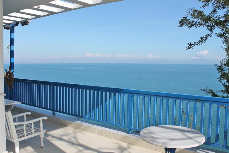 Realty photo 1