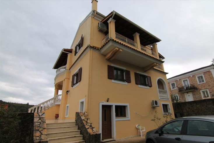 Realty photo 1