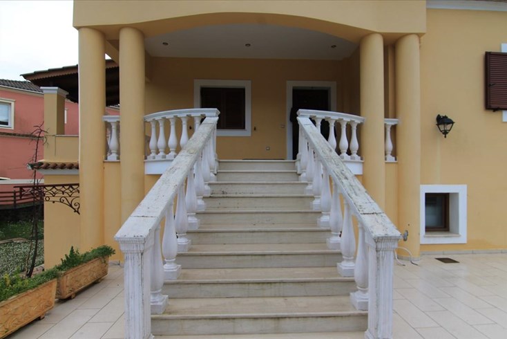 Realty photo 2
