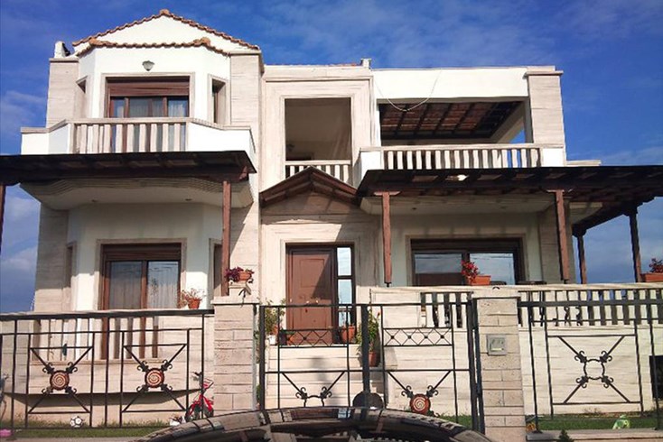 Realty photo 1