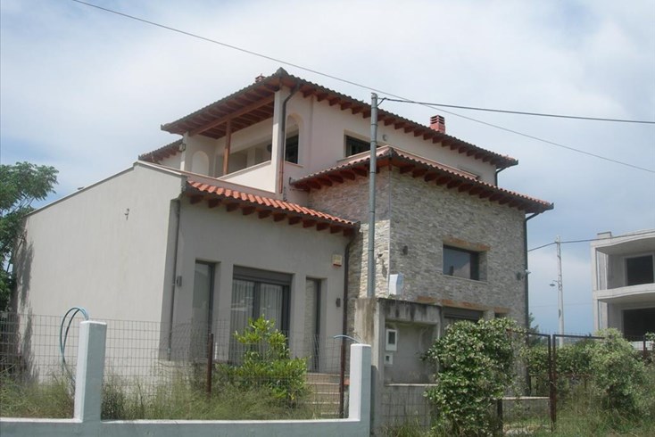 Realty photo 2