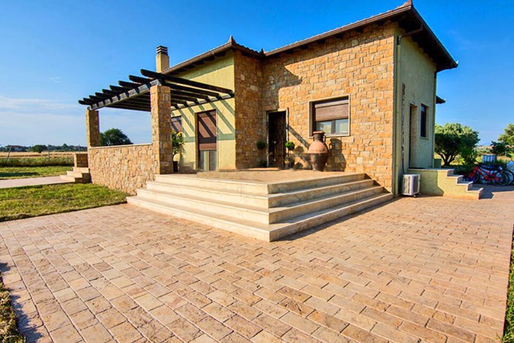 Realty photo 1