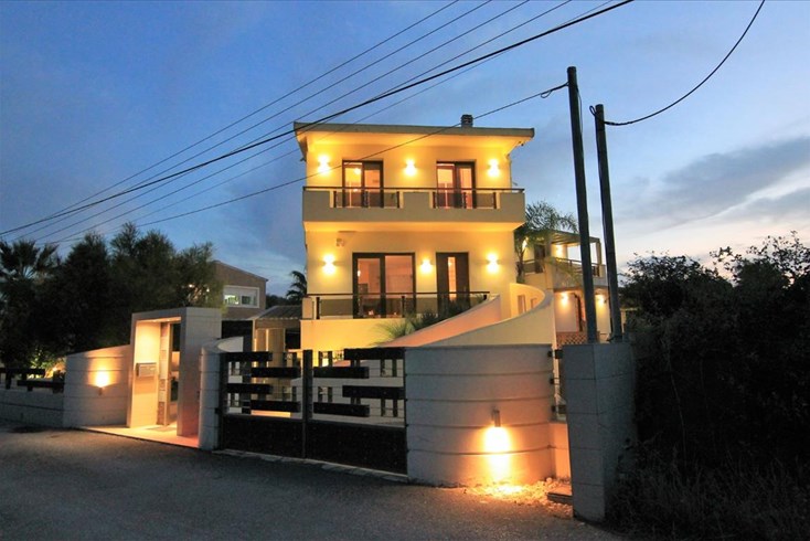 Realty photo 1