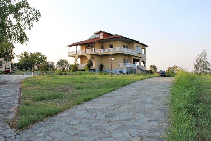 Realty photo 1