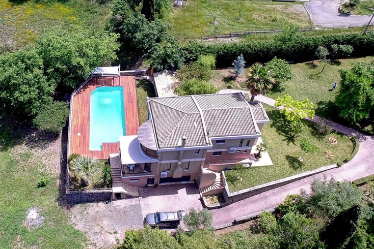 Realty photo 1