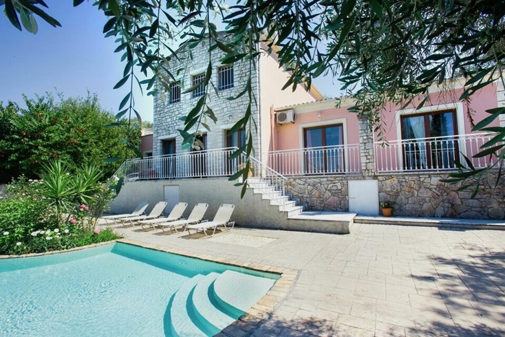 Realty photo 1