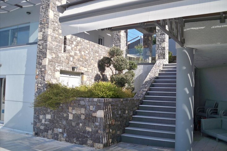 Realty photo 1