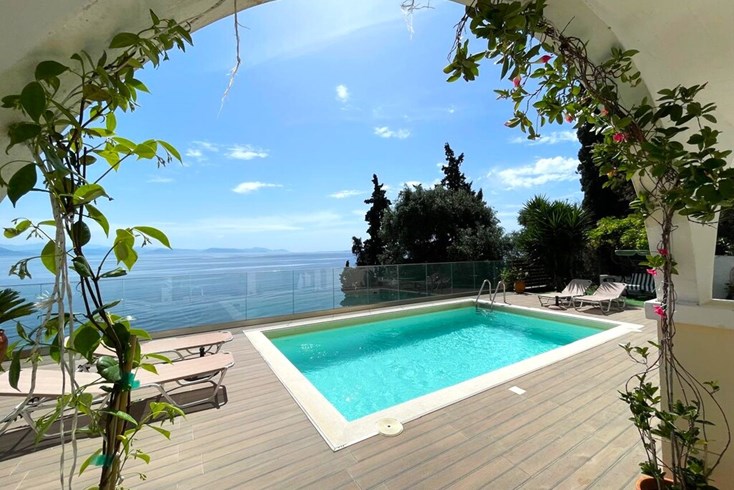 Realty photo 3