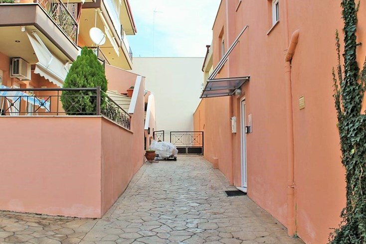 Realty photo 1
