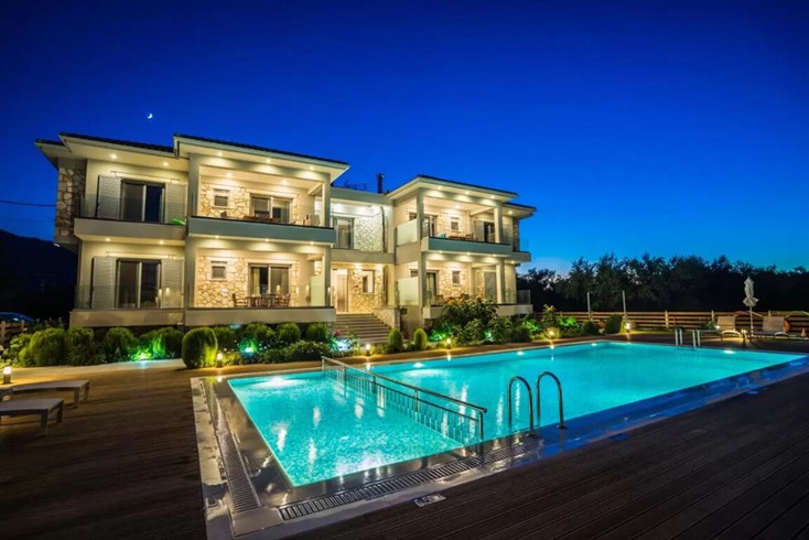 Realty photo 1