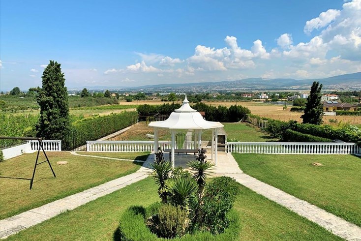 Realty photo 2