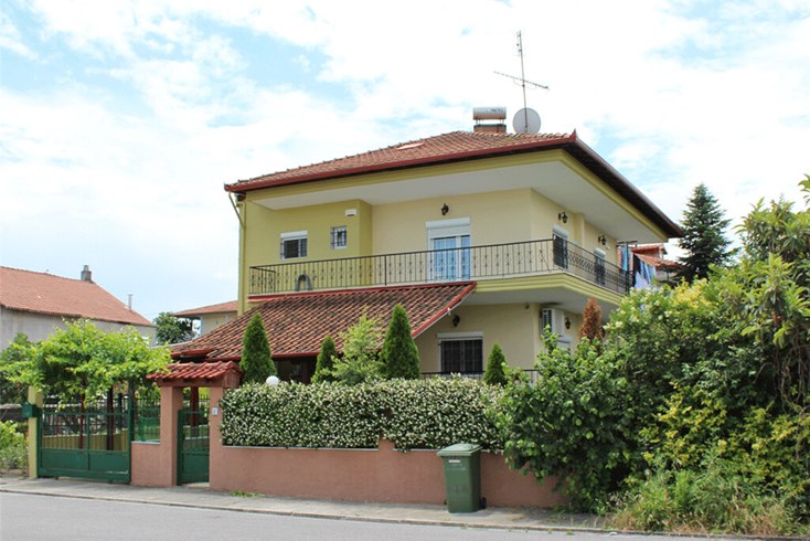 Realty photo 1