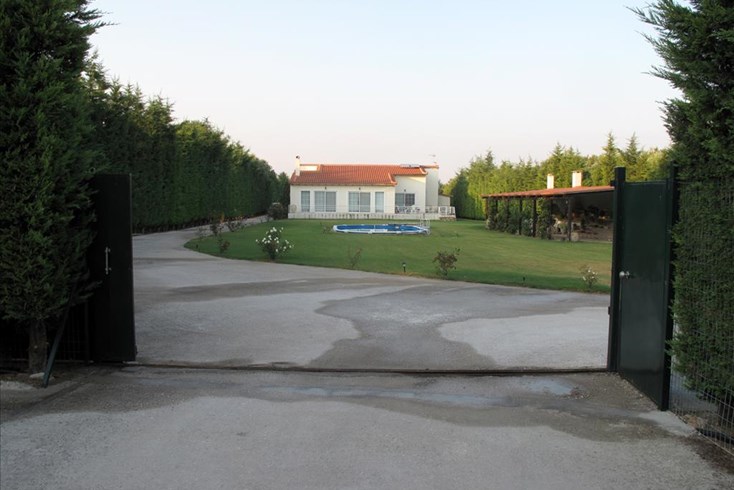 Realty photo 1